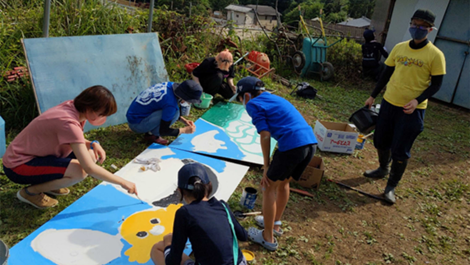 学生と共に納屋のウォールアートを制作した際の様子