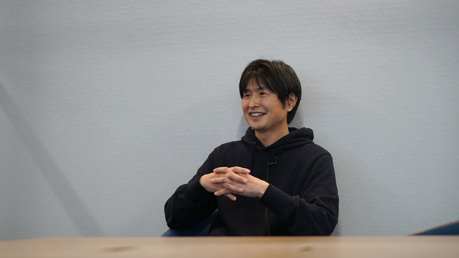 笑顔でインタビューに答える柴田さんの写真