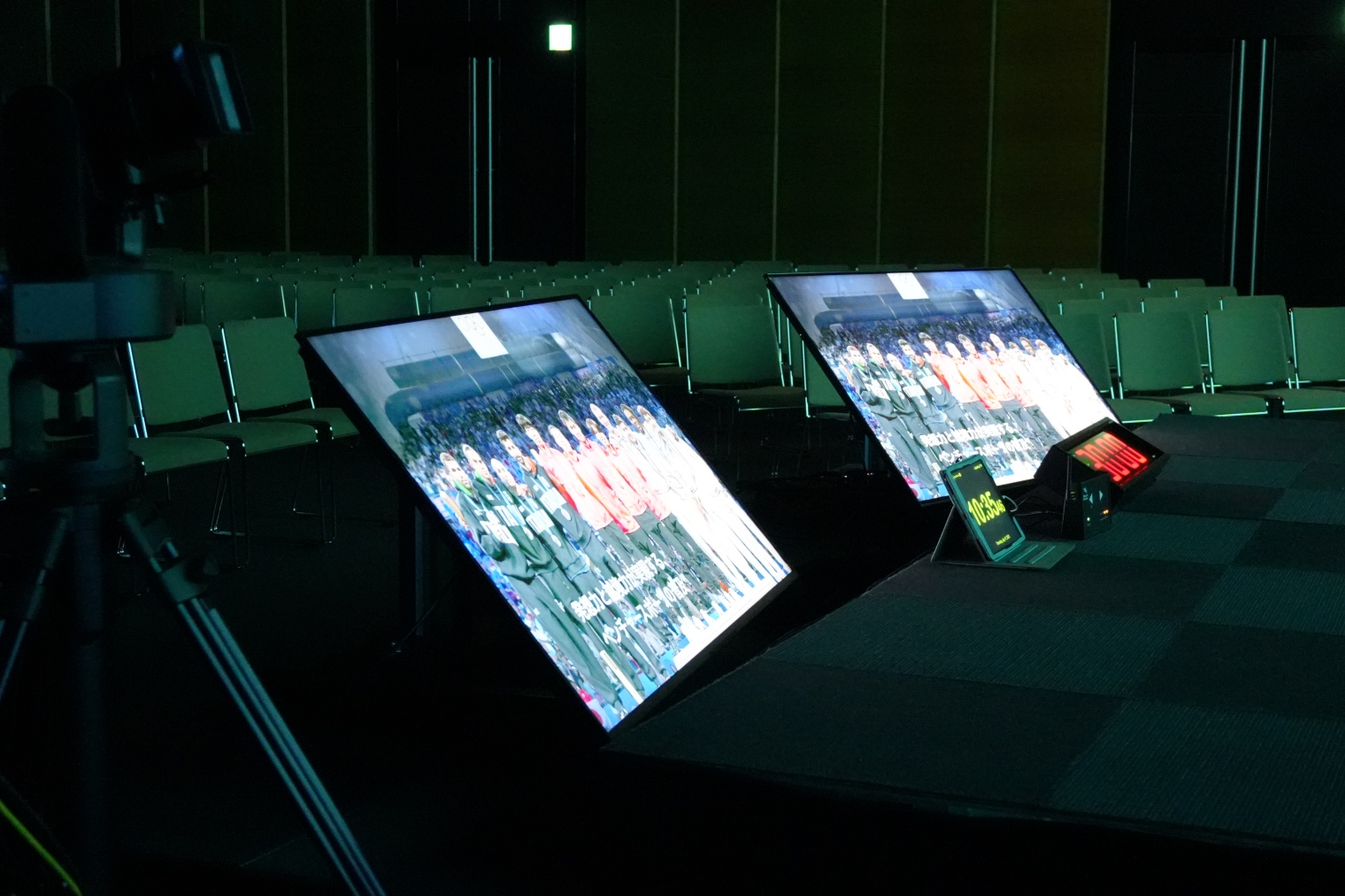 登壇者からは、スクリーンに映し出されている映像とタイマーが見えています。 