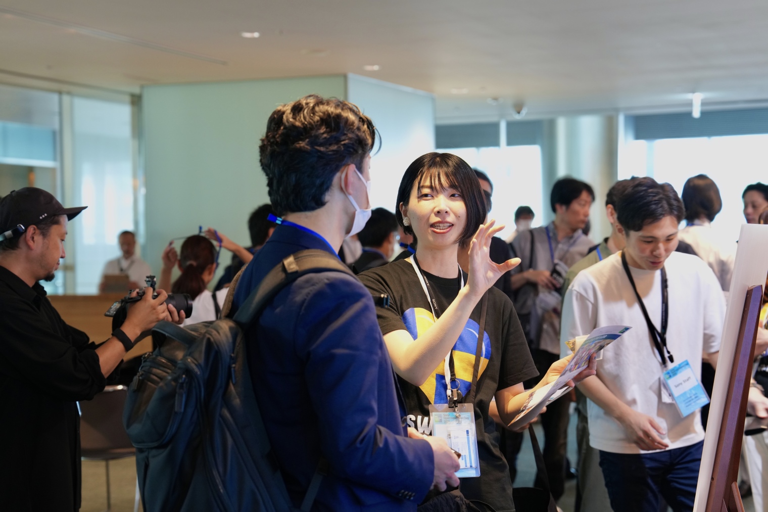 展示ブースでサービスの説明を聞き入る様子 