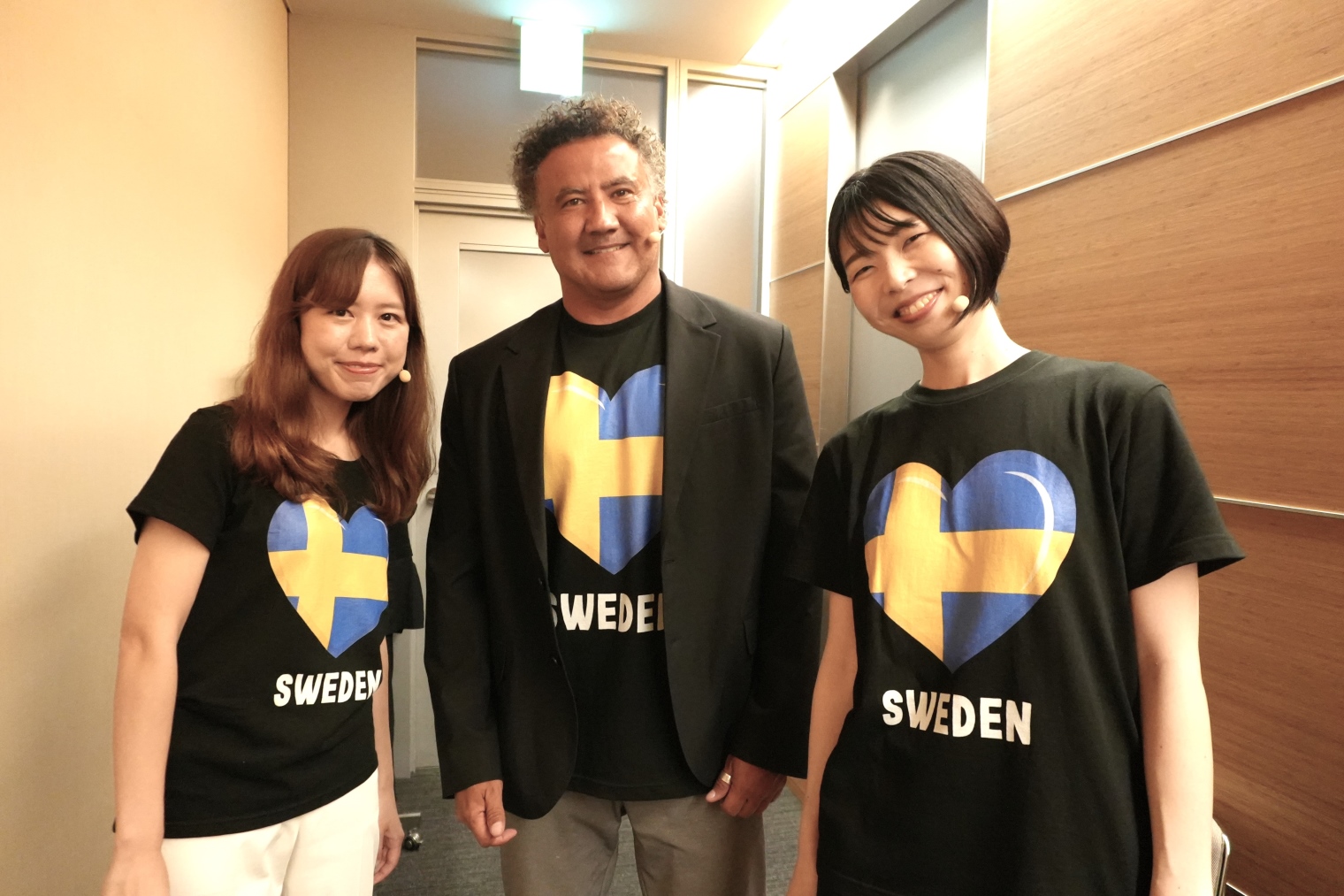 グローバルセッションに登壇直前の3名をステージ裏入り口でパシャリ。この日のためにお揃いTシャツを用意！ 