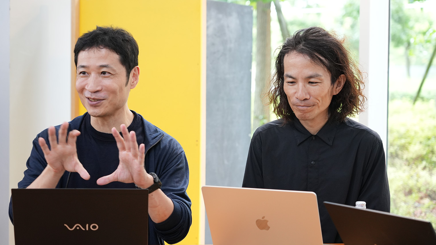 ソニーグループ株式会社 デジタル&テクノロジープラットフォーム アドバンストテクノロジー システムプラットフォーム技術部門 デジタルツインシステム開発部 シニアソフトウェアマネージャー 坂元 一郎(左) ソニーグループ株式会社 デジタル&テクノロジープラットフォーム アドバンストテクノロジー システムプラットフォーム技術部門 デジタルツインシステム開発部 兼 モビリティ事業部門 モビリティーサービス開発部 シニアソフトウェアエンジニア 松本 大佑(右)