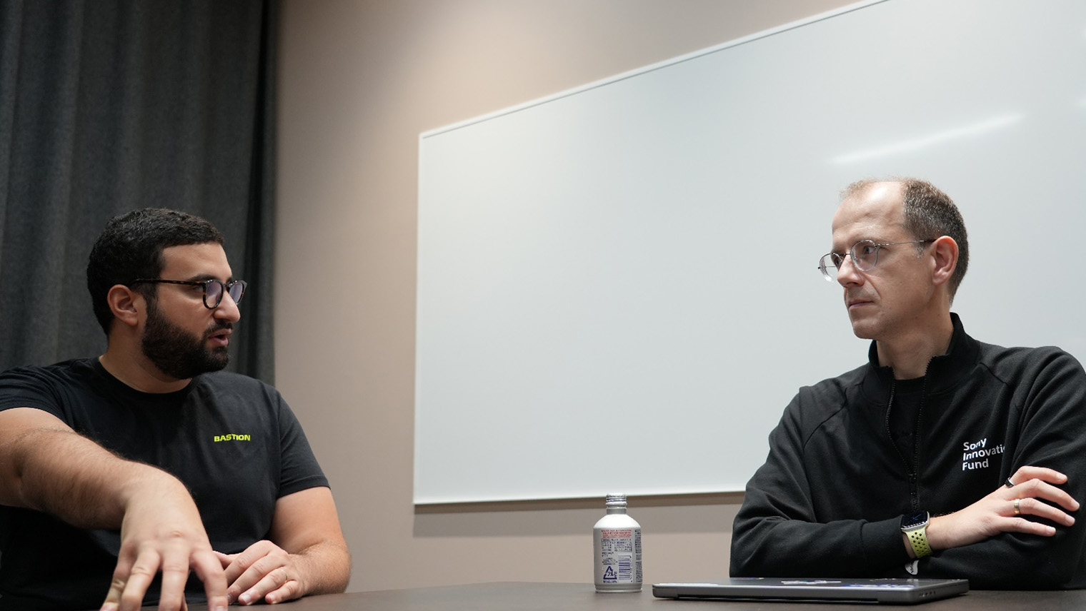 Bastion 共同創業者 兼 CEO Nassim Eddequiouaq さん(左) ソニーベンチャーズ株式会社 シニアインベストメントダイレクター Ludovic Copéré(右)