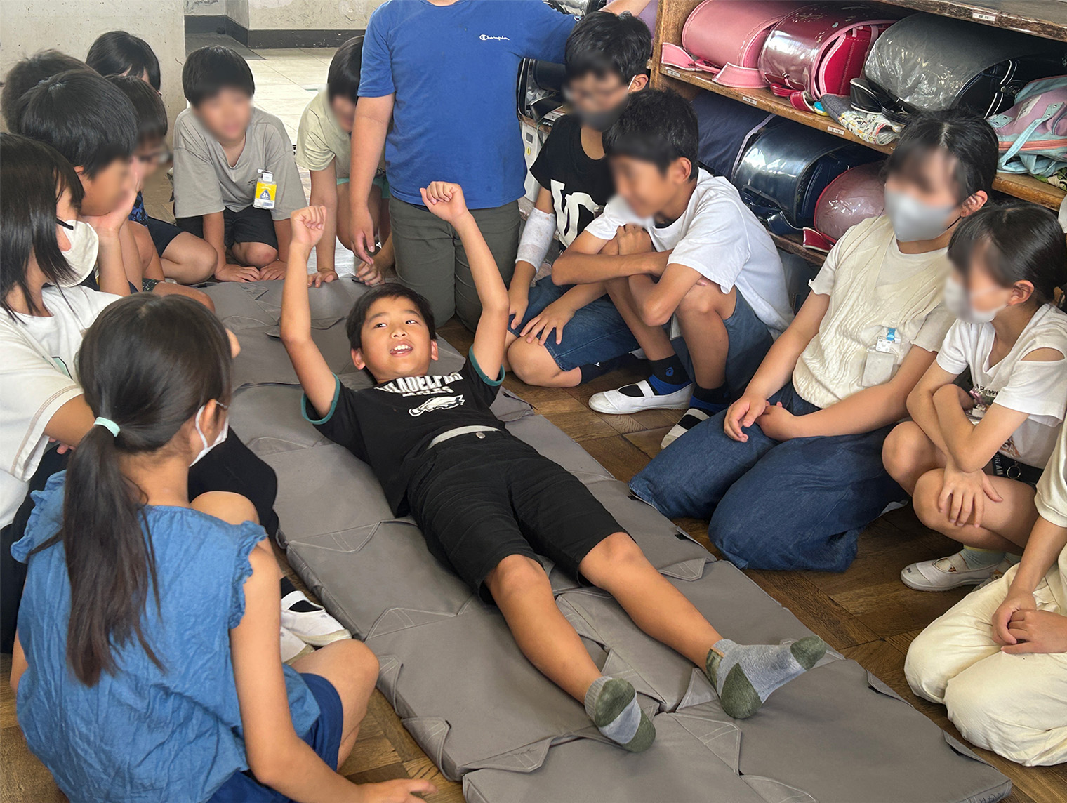 マットにして寝転がる児童