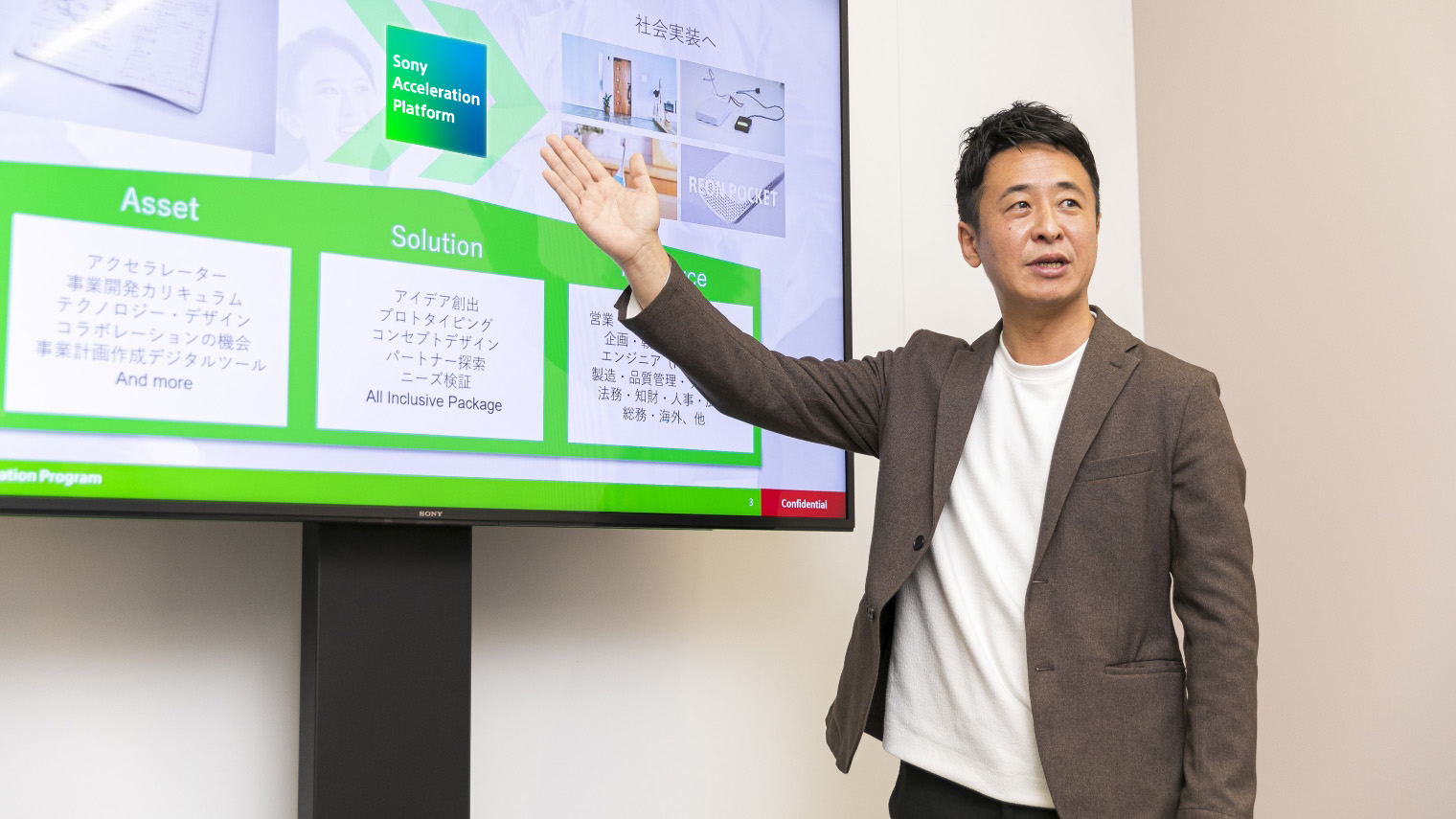 人, 男, 立つ, 持つ が含まれている画像AI によって生成されたコンテンツは間違っている可能性があります。