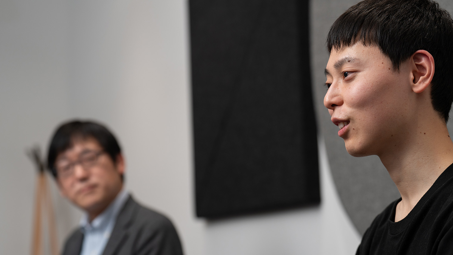 カシオ計算機株式会社 時計事業部 時計開発統轄部 設計部 実装開発室 山田 真司(やまだ・しんじ)さん(手前) ソニーグループ株式会社 Sony Acceleration Platform アクセラレーター 塚谷 浩司(つかや・こうじ)(奥)