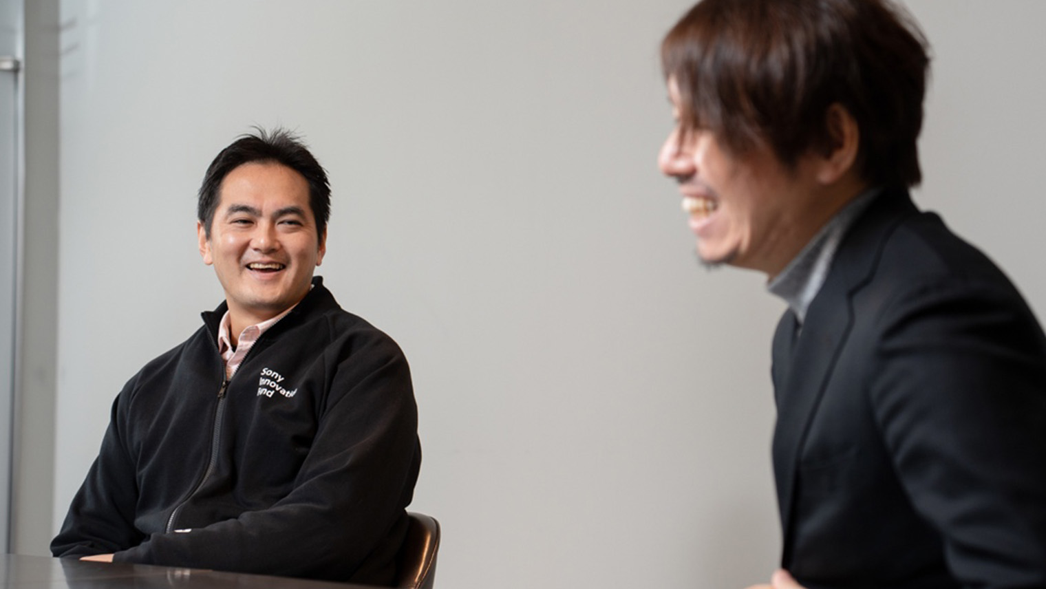 ソニーベンチャーズ株式会社 シニアインベストメントダイレクター 鈴木 大祐（左）株式会社リトプラ 代表取締役CEO 後藤 貴史さん（右）  