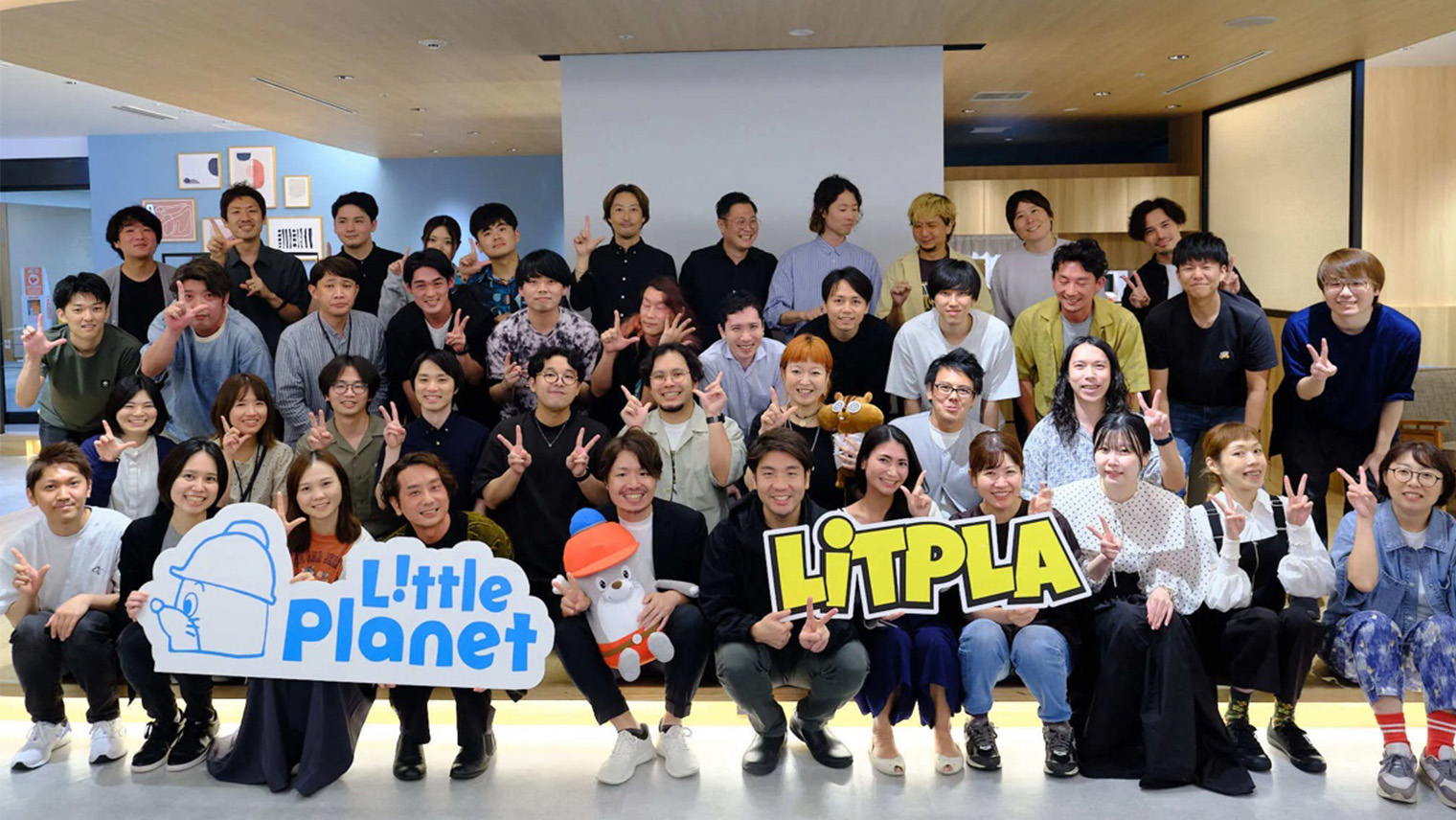 社員の皆さんと撮影した集合写真