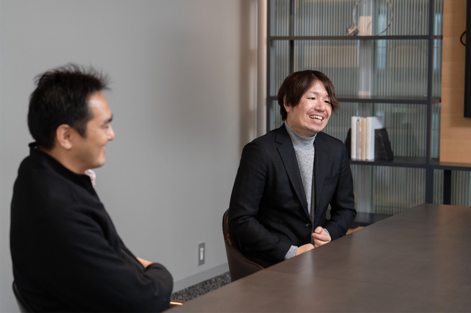 ソニーベンチャーズ株式会社 シニアインベストメントダイレクター 鈴木 大祐（左）株式会社リトプラ 代表取締役CEO 後藤 貴史さん（右）  2