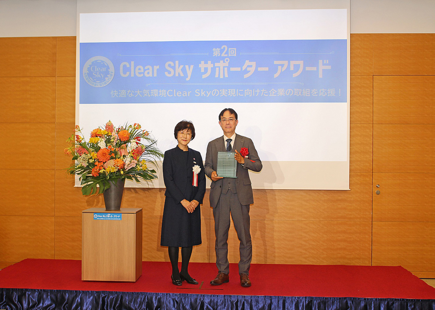 授賞式に登壇するアインズ株式会社の谷口彰代表取締役社長