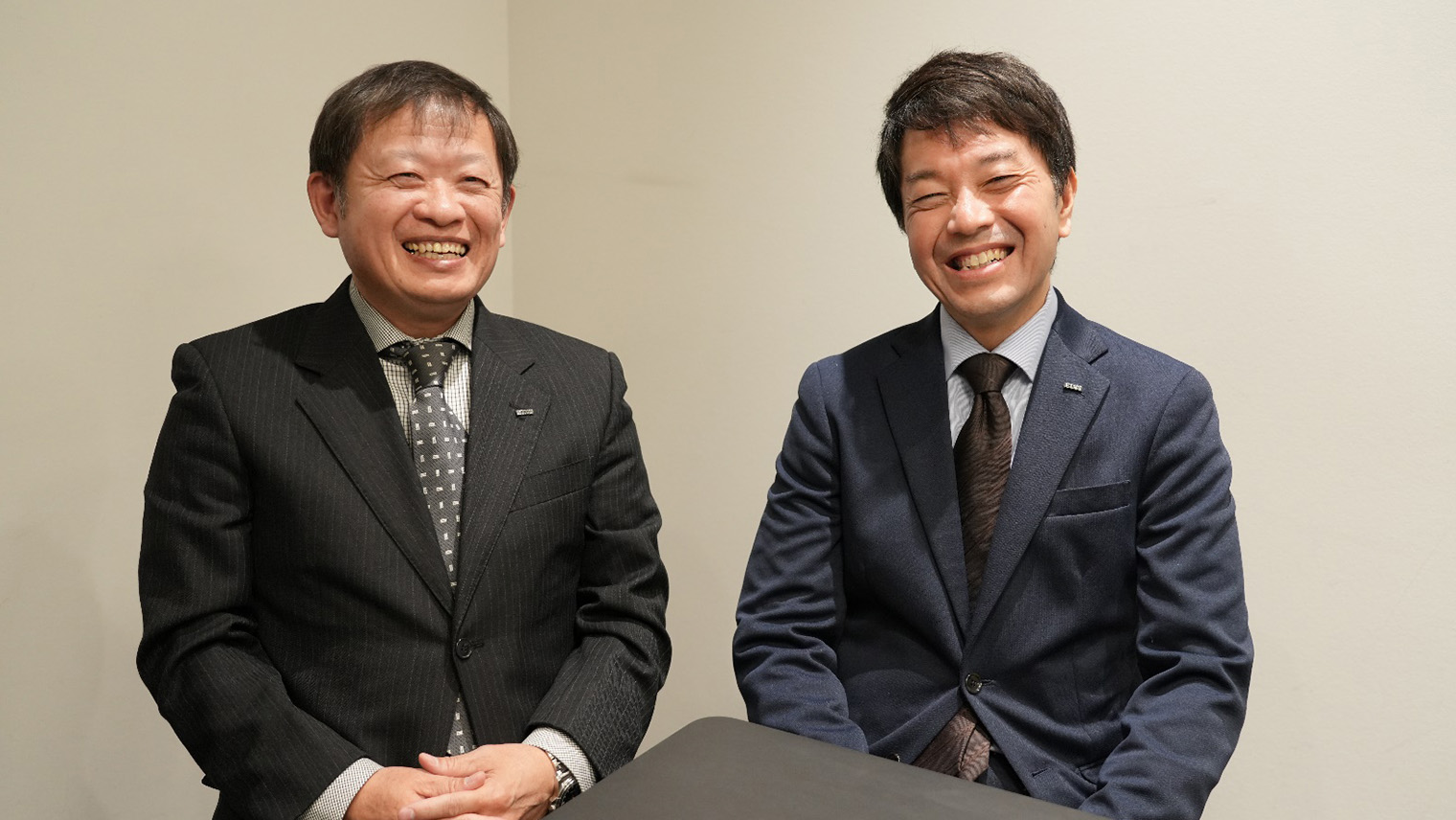 アインズ株式会社 新規事業グループ 松岡正宏さん(左)アインズ株式会社 東京支社 林田頼将さん(右)