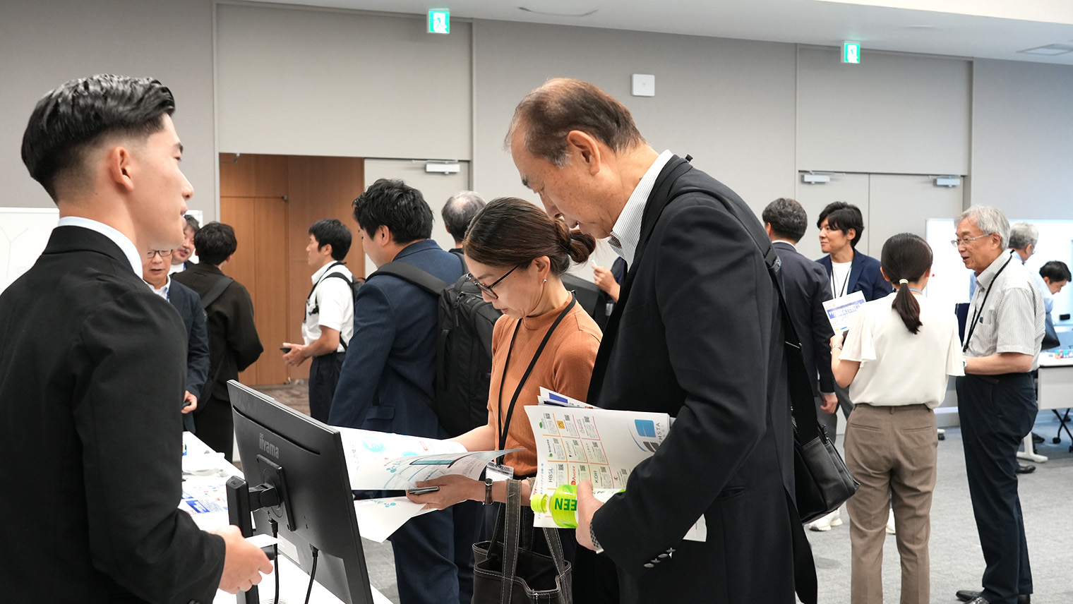 登壇スタートアップの展示ブースを交えたネットワーキング1